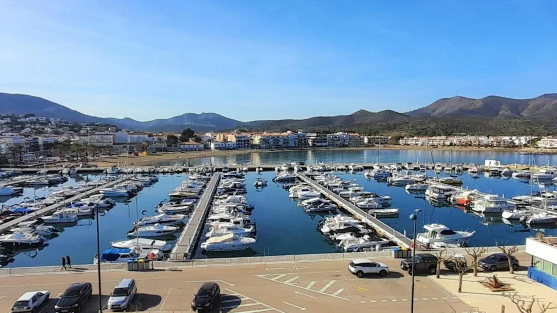 Apartamento En Llanca: 2 Habitaciones, Terraza, Frente A La Playa Del Port, ¡Mascotas Bienvenidas! - Es-170-78 Apartment Llanca