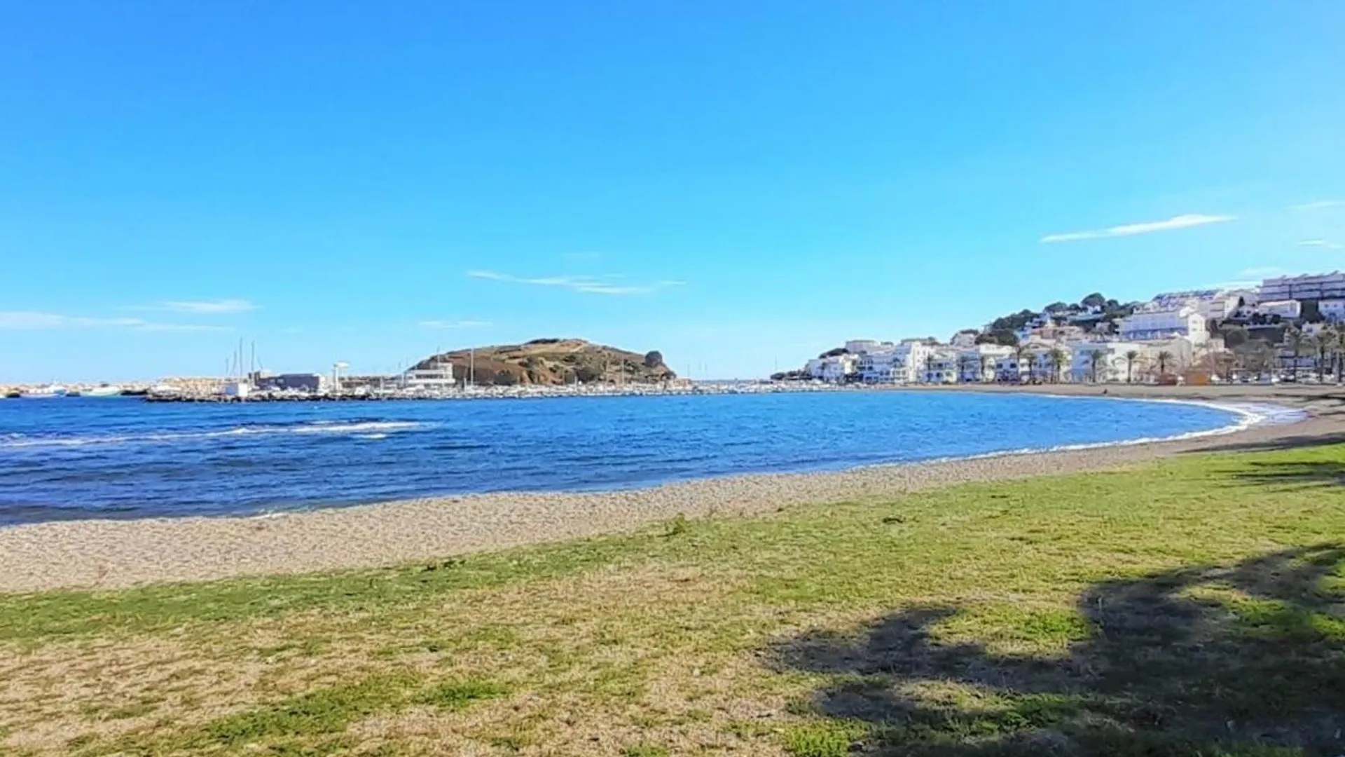 Apartamento En Llanca: 2 Habitaciones, Terraza, Frente A La Playa Del Port, ¡Mascotas Bienvenidas! - Es-170-78 0*, Llanca