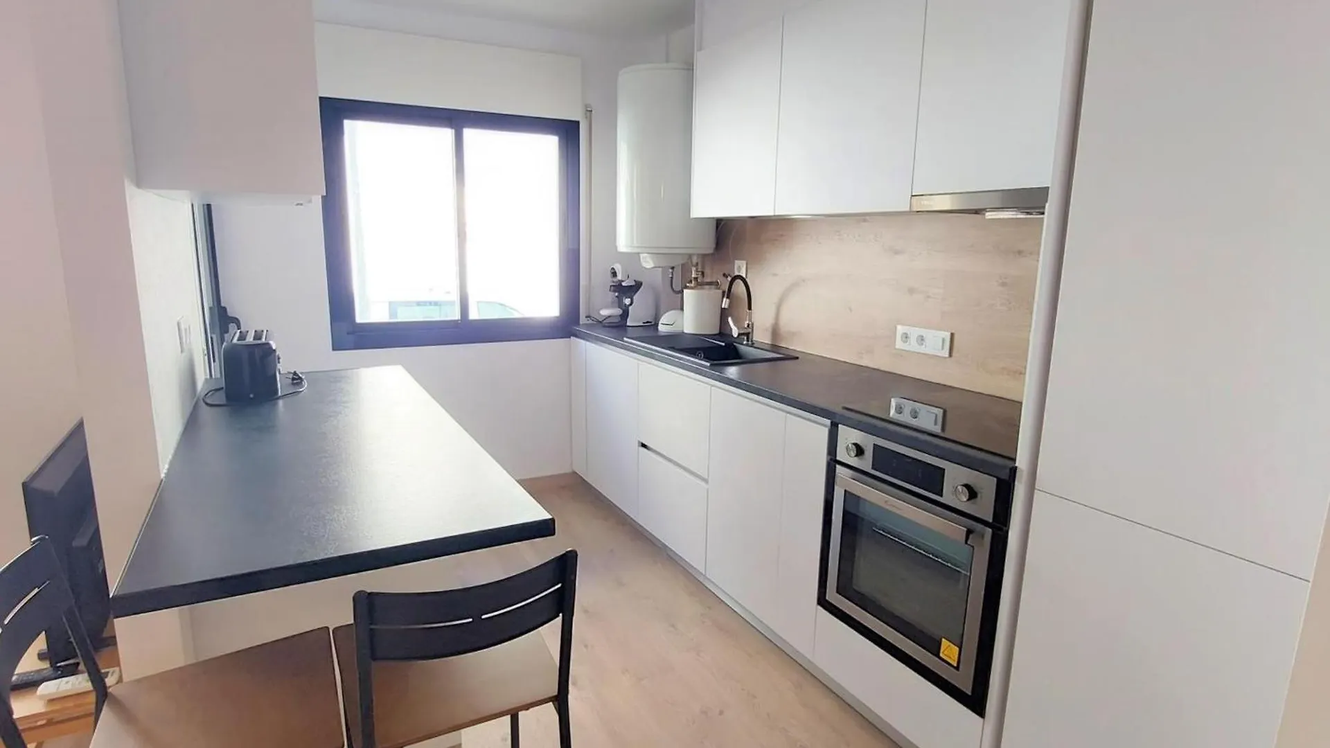 Apartamento En Llanca: 2 Habitaciones, Terraza, Frente A La Playa Del Port, ¡Mascotas Bienvenidas! - Es-170-78 Llanca