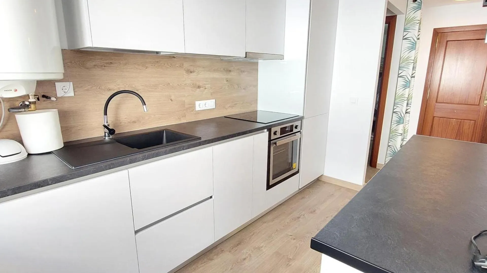 Apartamento En Llanca: 2 Habitaciones, Terraza, Frente A La Playa Del Port, ¡Mascotas Bienvenidas! - Es-170-78 Apartment